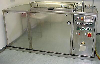 Ultraschall Reinigungsvollautomat mit einer Kammer